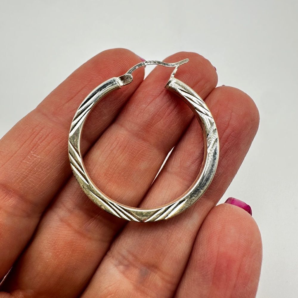 NWT 1.25" diameter sterling silver‎ and diamond cut hoop earrings! - Picture 5 of 9